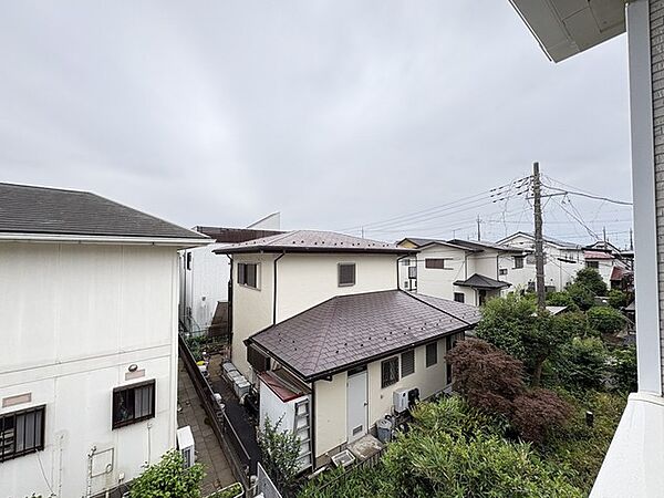 あたり一帯に住宅が広がる立地、住宅地ならではのロケーション。