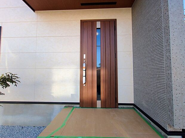ポーチのついた新築分譲物件。玄関の印象はいかがでしょうか？入口からご覧ください。 