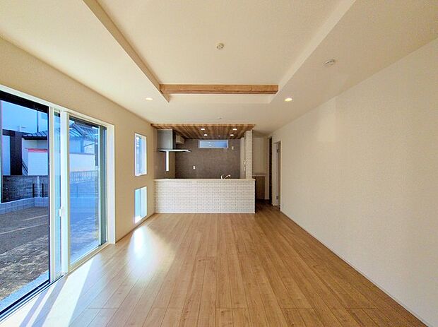 開放的なこの空間がお客様をお出迎えします。LDKは16帖。