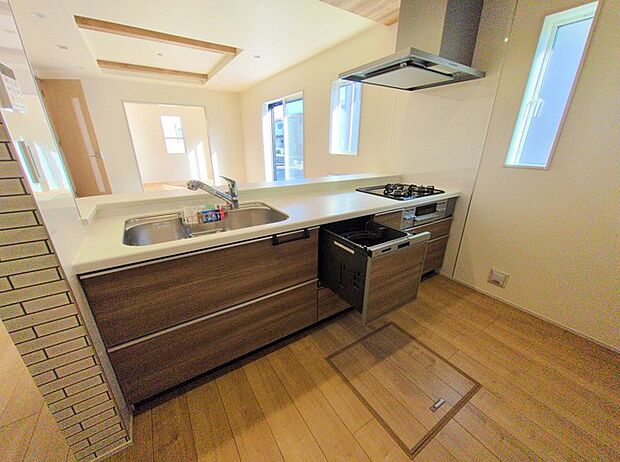 リビングで遊ぶお子様を見守りながらお料理ができる、対面キッチン。 