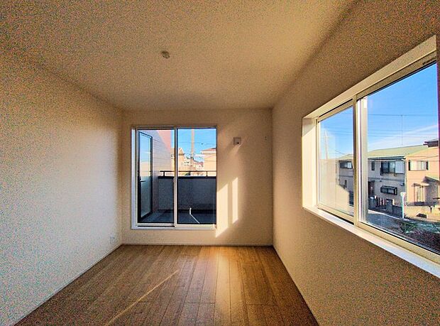 広々バルコニーから、たっぷり太陽の恵みが得られます。