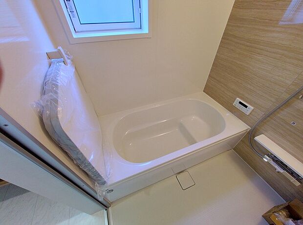 広々1坪タイプのゆったり浴室ユニットは半身浴もゆっくり楽しめるベンチバス仕様。防カビ・抗菌素材なのもうれしい。