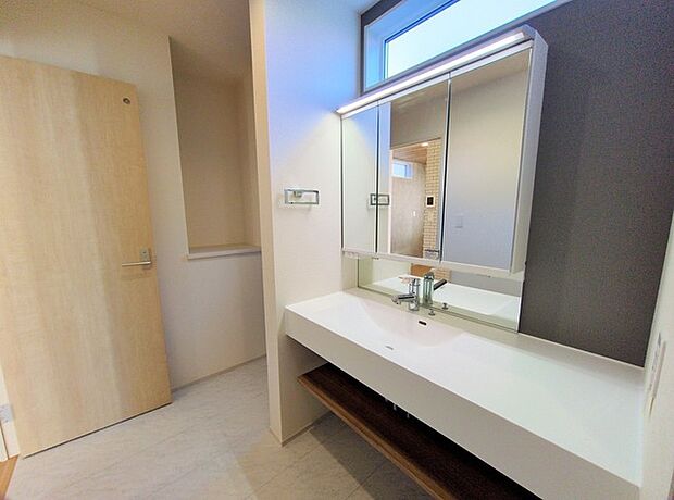 ゆとりの洗面スペースで、朝の身支度もスムーズに。