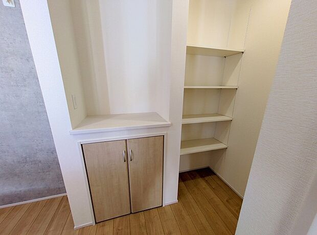 廊下や玄関の共用部には、こんな収納があるととっても便利です。