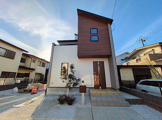 最寄り駅まで徒歩15分。この距離だと、運動不足も少し解消されるかも。 