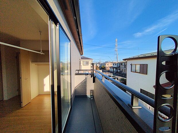 ゆとりの広さを確保したバルコニー。お布団を干すのも、この広さならラクラク。 