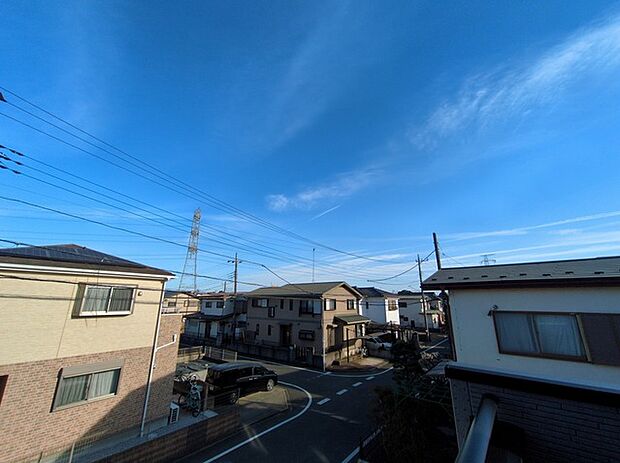 前面の住まいとの距離感があるから、圧迫感を感じません。