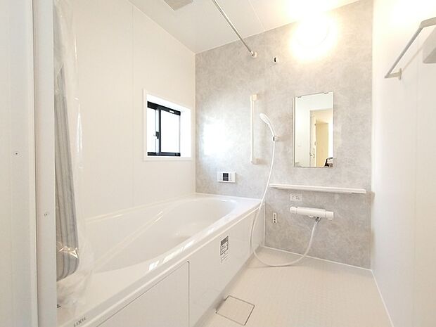 一日の疲れを癒す浴室は、広々1坪以上。 