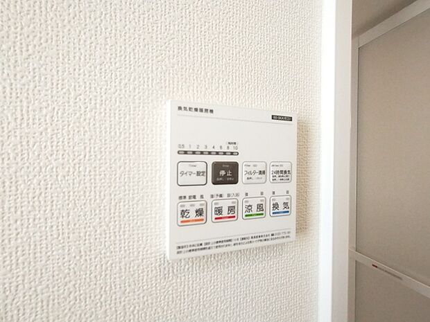 空気もこもらず、いつもクリーンな浴室乾燥機付。