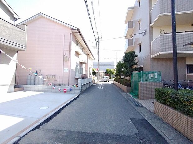 幅員こそやや狭くても、その分交通量が少なくて安心。 