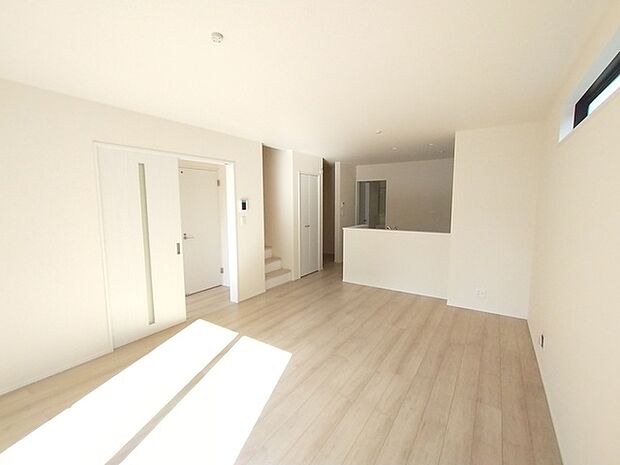 ご家族みんながゆったりくつろげる広々リビング。