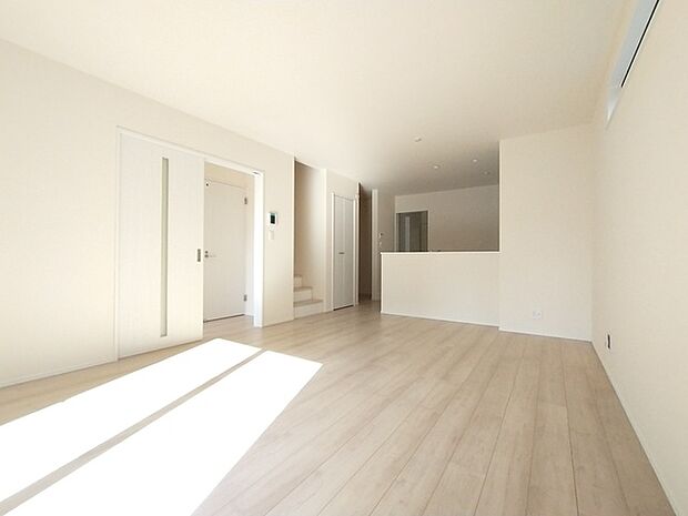 ご家族みんながゆったりくつろげる広々リビング。