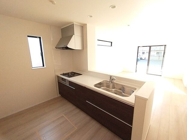 料理をしながらでも、ご家族との会話を楽しめる対面キッチン。