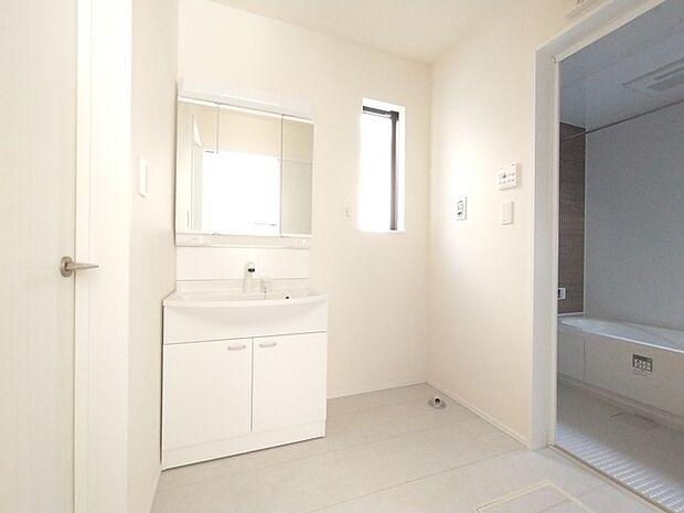 たっぷりの収納を設けたシャワー付洗面台で快適な暮らし。