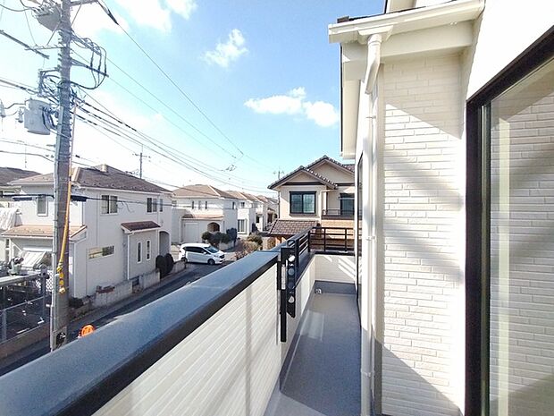 車通りの少ない閑静な住宅地、のびのびした子育てに適します。