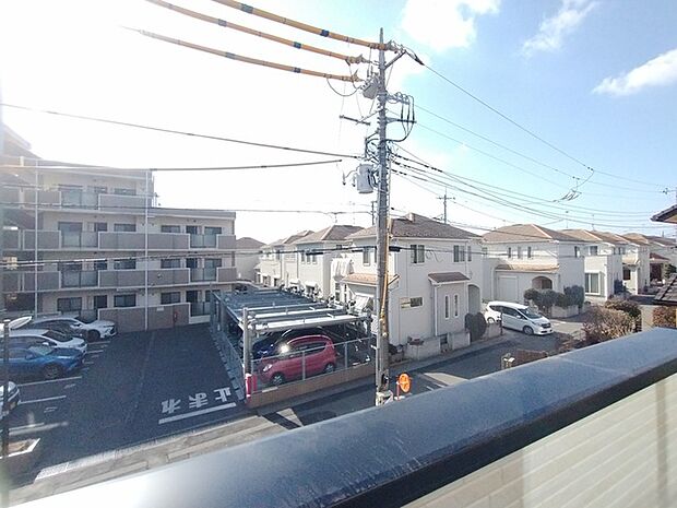 車通りの少ない閑静な住宅地、のびのびした子育てに適します。