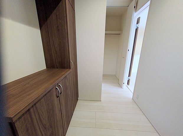 玄関を開けたらシューズボックス、使いやすい配置です。 