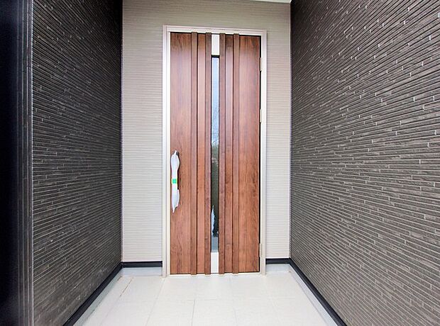 ポーチのついた新築分譲物件。玄関の印象はいかがでしょうか？入口からご覧ください。 