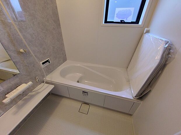 広々1坪タイプのゆったり浴室ユニットは半身浴もゆっくり楽しめるベンチバス仕様。防カビ・抗菌素材なのもうれしい。 