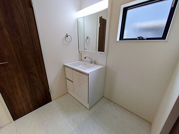 三面鏡を採用した洗面化粧台。鏡の裏にも収納スペースがあります。 