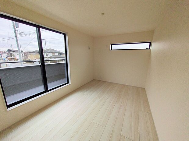 広々バルコニーから、たっぷり太陽の恵みが得られます。 