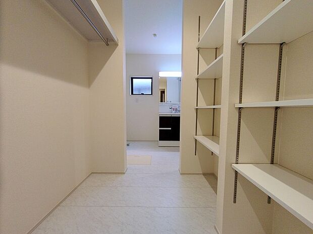 キッチンに立つ楽しみがグッと上がるパントリー。現地でイメージトレーニングしてみましょう。 