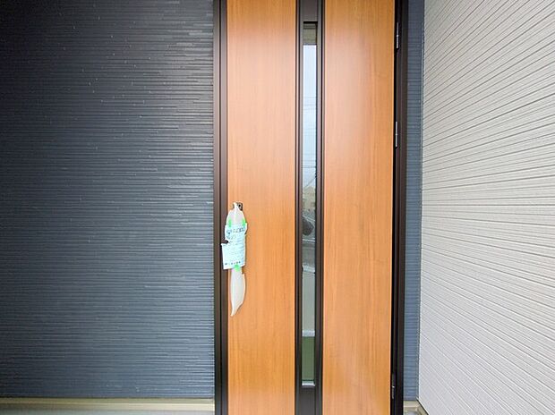 ポーチのついた新築分譲物件。玄関の印象はいかがでしょうか？入口からご覧ください。 
