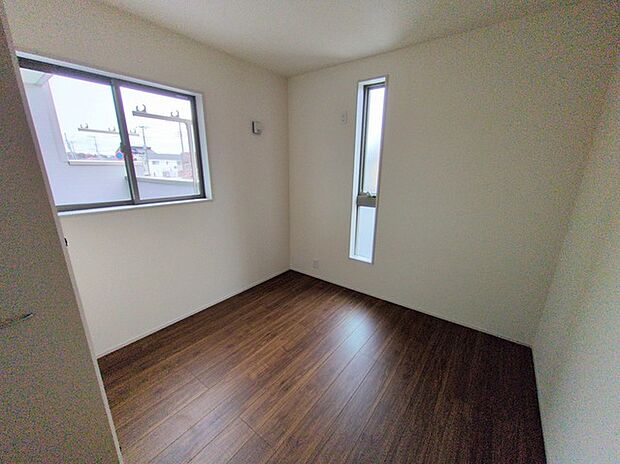 新築の木の匂いのする室内。写真では伝わらないので、ぜひ現地でお確かめください。 