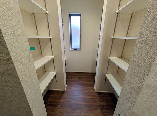 キッチンの脇に、この収納があるだけで、キッチン動線が変わりますね。 