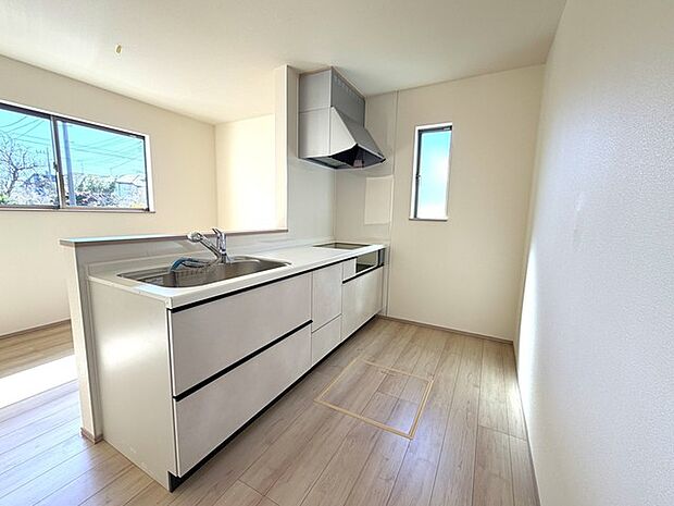 カウンターからはリビングが広く見渡せ、ご家族とのコミュニケーションも弾みます。 