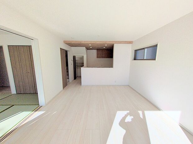 家族が自然に集りそうな広さが魅力のＬＤＫ。 