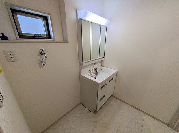 三面鏡を採用した洗面化粧台。鏡の裏にも収納スペースがあります。 