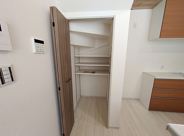 キッチンの脇に、この収納があるだけで、キッチン動線が変わりますね。 