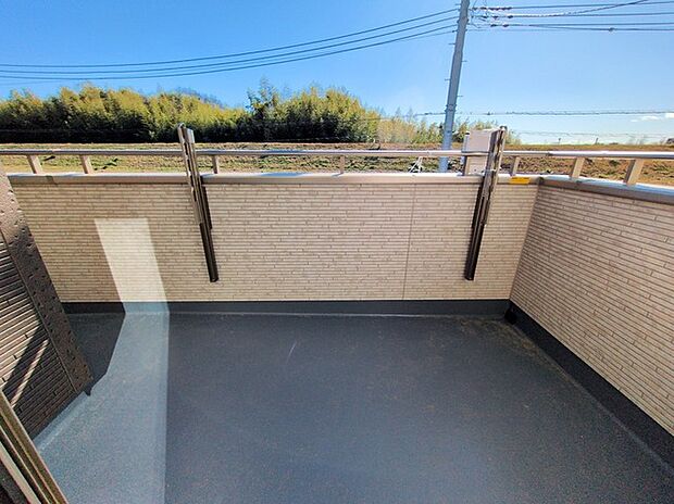 らくらくお洗濯を助ける広いバルコニー。 