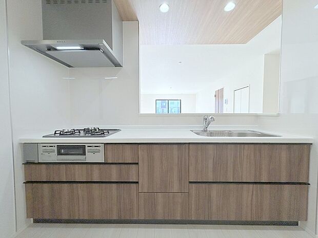 吊戸棚で視界を遮らず、パノラマ感を重視したタイプのキッチンスペース。