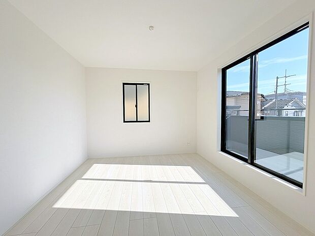 南向きの大きな窓から、たっぷりの陽射しが射し込みますね。