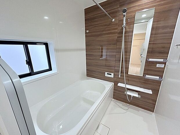 広々1坪タイプのゆったり浴室ユニット。防カビ・抗菌素材なのもうれしい。