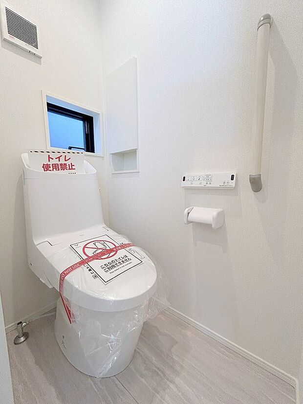 ウォシュレット機能付き。憩いの場としてひそかに注目度の高いお手洗いにもご注目ください。