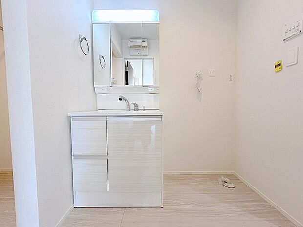 お出かけ前の身だしなみに一歩差がつく三面鏡。