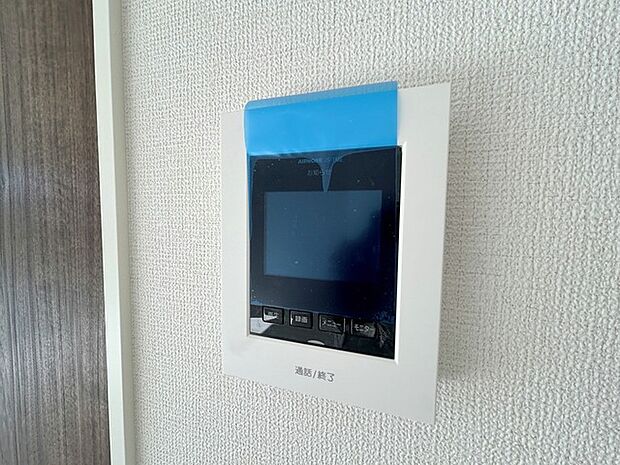 来客が一目で分かるカラーモニターインターフォン付き。