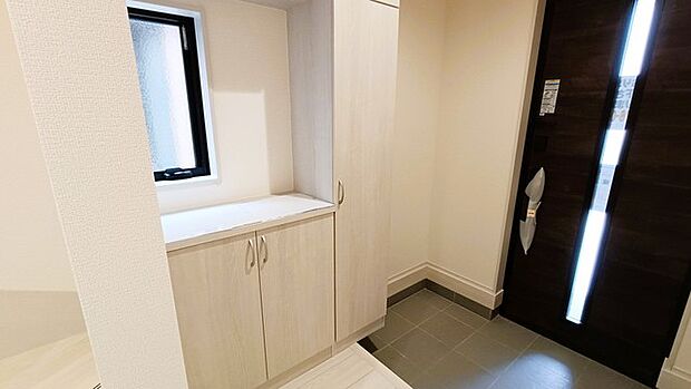 シンプルなデザインの玄関収納。