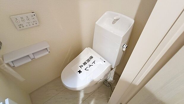 お掃除らくらく。便座脇の操作盤をなくした、リモコンタイプのお手洗い。