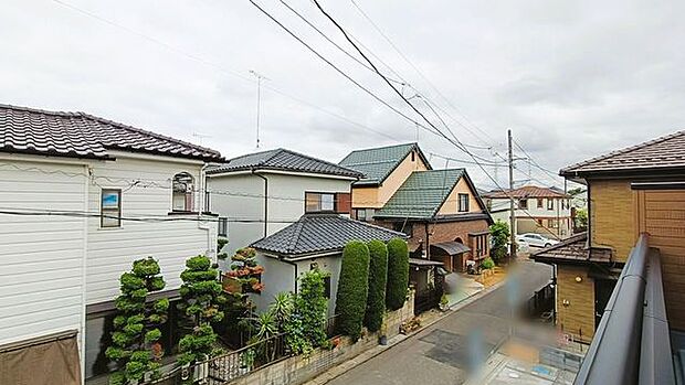 あたり一帯に住宅が広がる立地、住宅地ならではのロケーション。