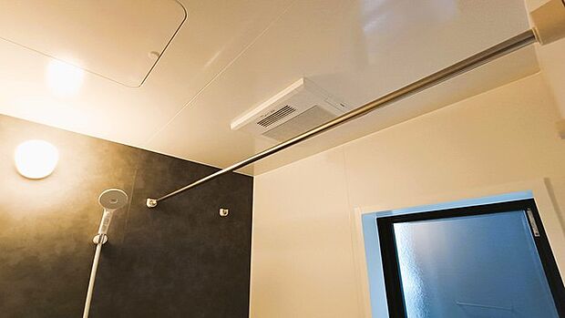 空気もこもらず、いつもクリーンな浴室乾燥機付。