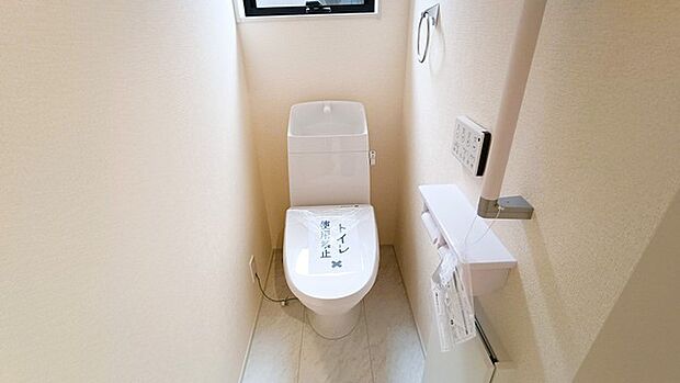 お掃除らくらく。便座脇の操作盤をなくした、リモコンタイプのお手洗い。