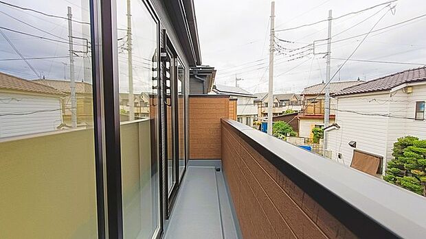 住宅街の中の一戸建て、あたりはほとんど住宅です。