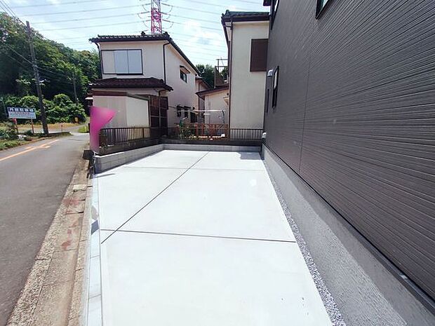 駐車場は2台まで駐車可能。マイカーの車幅もお確かめください。