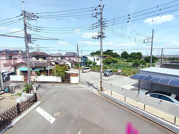 前面の住まいとの距離感があるから、圧迫感を感じません。