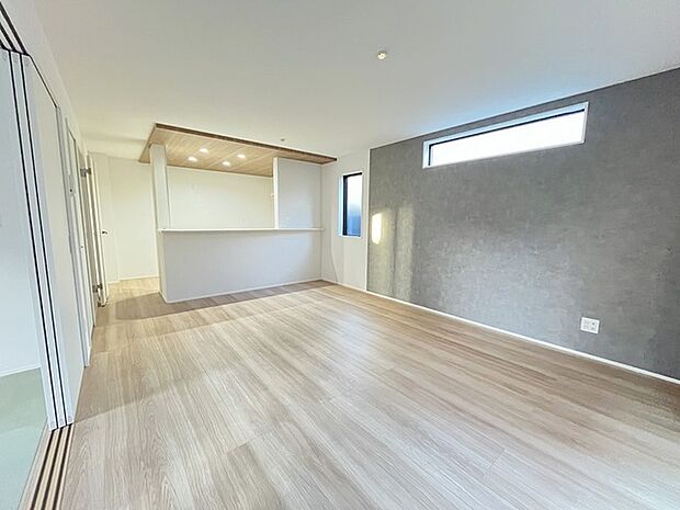 白の壁紙は王道ですが、あえて遊び心をリビングに。 