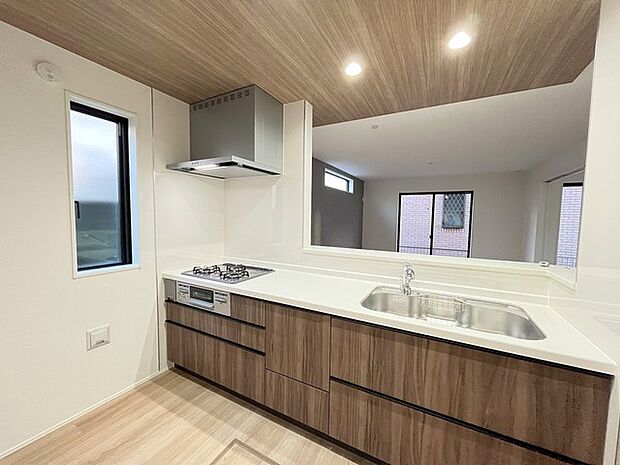 対面タイプなら、キッチン内にいながらご家族やお客様との会話が楽しめます。 